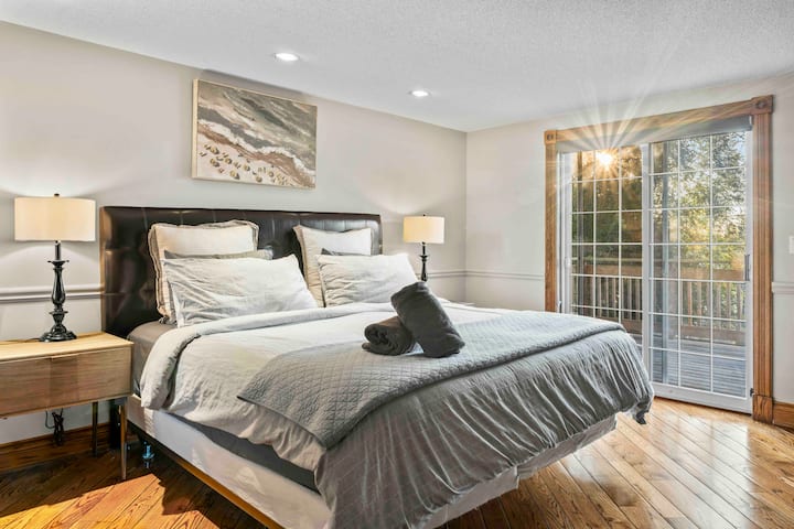 Queen bedroom