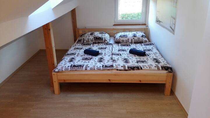 标准双人床、床上用品、晾衣架