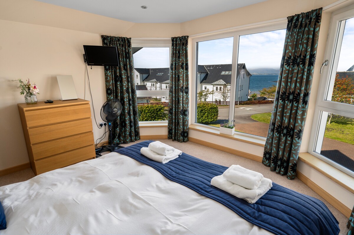 Hlavná spálňa s manželskou posteľou s pohodlnou posteľnou bielizňou, čistou posteľnou bielizňou a krásnym výhľadom