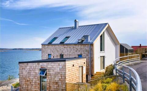 Bohuslän Sea Lodge-with a boathouse in the marina