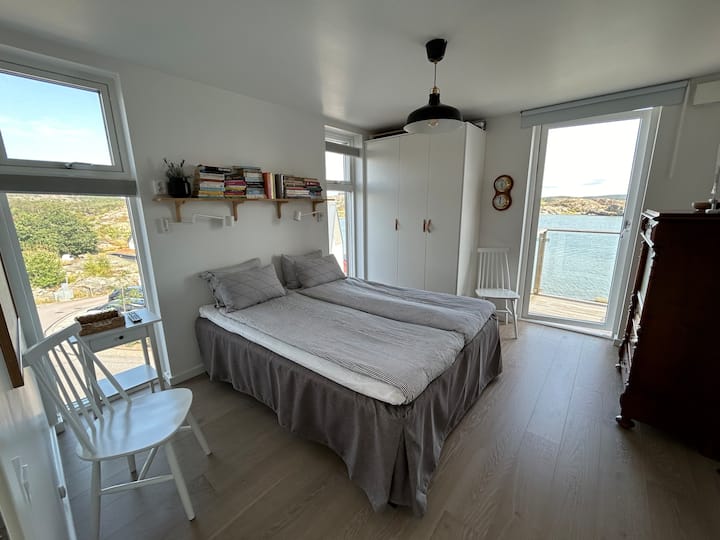 第二间卧室（13平方米）位于一楼，配有一张双人床（160厘米宽），可欣赏美丽的海景，还有一扇通往阳台的门。 这个房间里还有一台电视。 