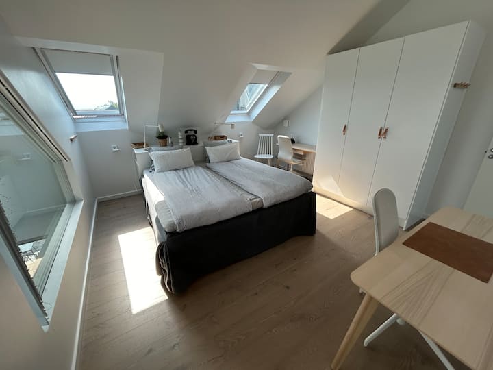 主卧（18平方米），二楼配有一张双人床（180厘米宽），可欣赏美丽的海景。 配备套房内卫生间、两张办公桌和舒适的椅子（适合居家办公）。 