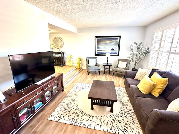 Sebule kubwa yenye starehe iliyo na sofa, viti na televisheni janja yenye ufikiaji wa Hulu Live na Disney+.