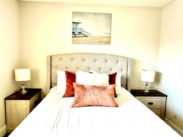 Chumba cha kulala cha tatu chenye kitanda cha ukubwa wa queen.