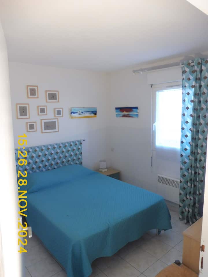 ตู้เสื้อผ้าขนาดใหญ่มีเครื่องนอนและเครื่องใช้ไฟฟ้าสำรอง: เครื่องดูดฝุ่นเตารีดวิทยุนาฬิกาปลุกโต๊ะรีดผ้า... ฯลฯ