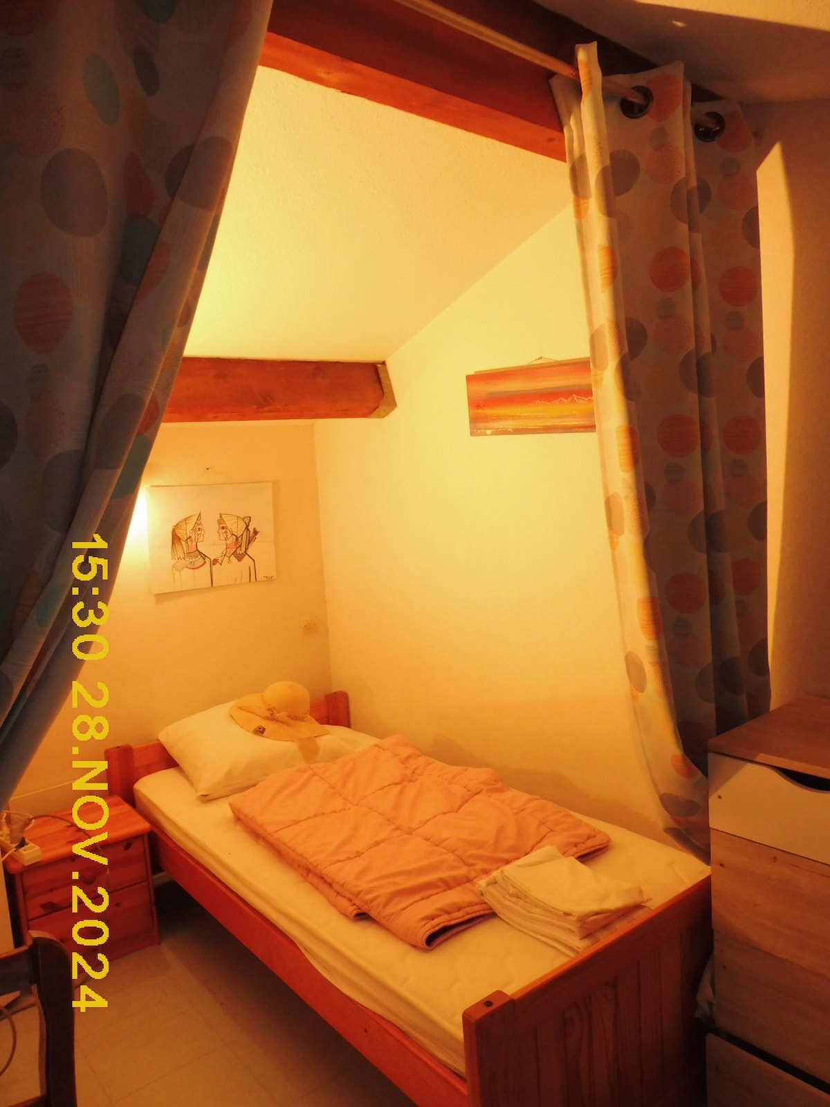 Hay 2 '' cabañas '' en el altillo. Este es el lugar que las chicas decidieron mi "fillotte"  junto a la de los chicos. ¡Pero son intercambiables!