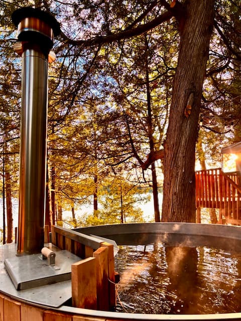 Fernwood Elkhart Lakefront Retreat w/
Pier, kayaks