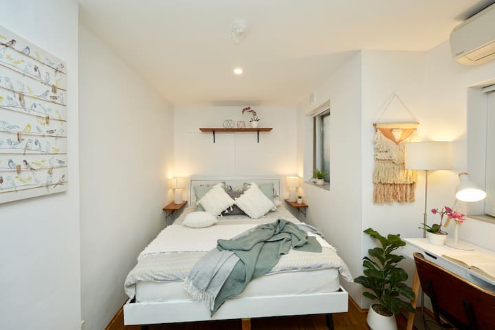 Kitanda na sehemu ya kazi ya Queen Size.