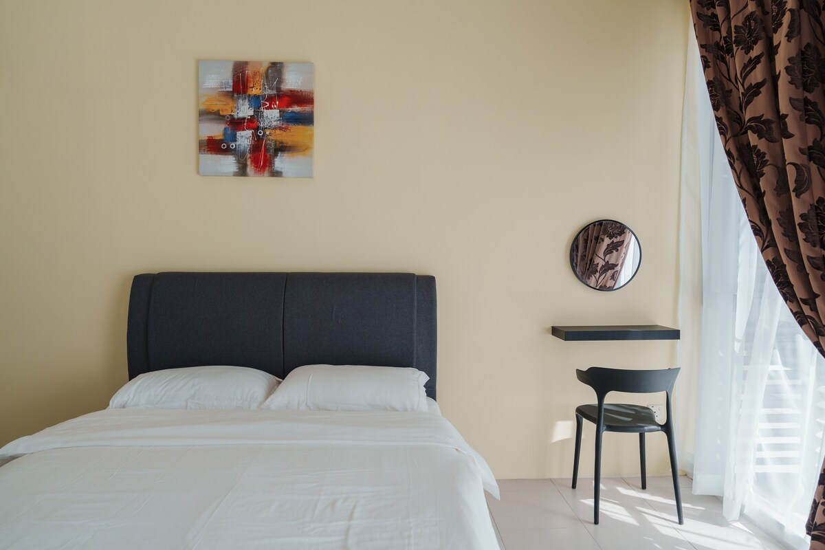 Მთავარი ოთახის ორადგილიანი საწოლი სააბაზანოთი