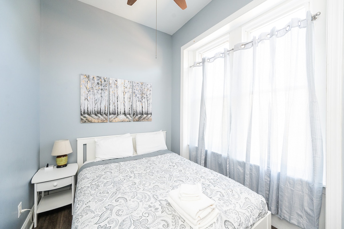 غرفة النوم 2، تقع في الطابق الثاني. يحتوي على تلفزيون روكو ومساحة عمل وشاشة ومرآة وخزانة 