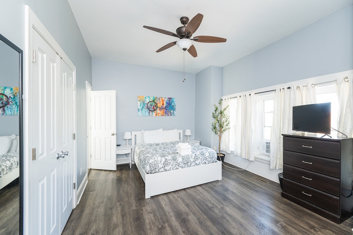 تحتوي غرفة النوم 3 في الطابق الثالث على تلفزيون روكو وحمام خاص وسرير نهاري لشخصين إضافيين. 