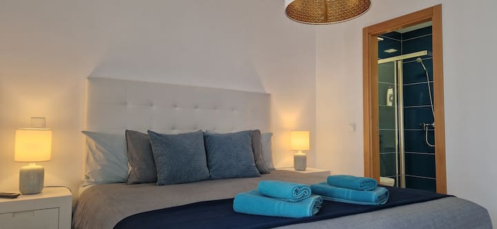 Casa de banho (quarto com casa de banho anexa) com boa cama queen size com colchões de maior qualidade para proporcionar um sono confortável e relaxante. Este quarto também tem uma Smart TV. E uma pequena varanda. 