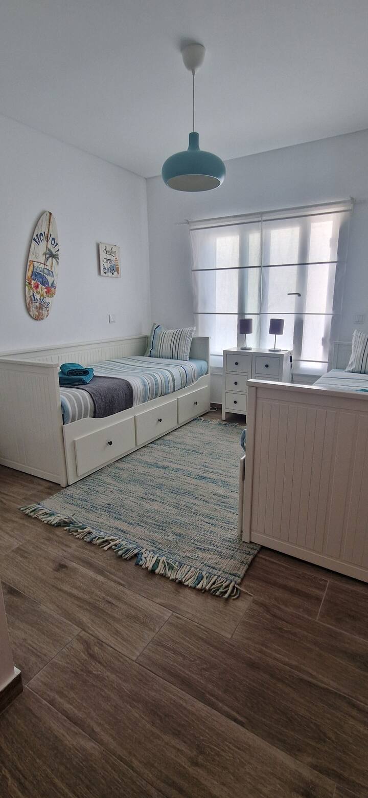 Quarto com duas camas de solteiro, se necessário e solicitado devido à reserva, estas camas de solteiro abrem e fazem uma cama de casal, só se encaixa uma cama de casal neste quarto, caso seja necessário, pode solicitar com antecedência o diferente layout. 