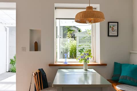 Top performing Airbnb: The Row, simple & thoughtfully designed townhouse in Westport