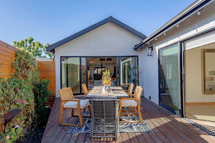 Modern Larchmont Village Bungalow – Pool – Firepit gallery image 5