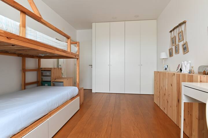 Beliche - duas camas
(O beliche superior é apenas para crianças.)