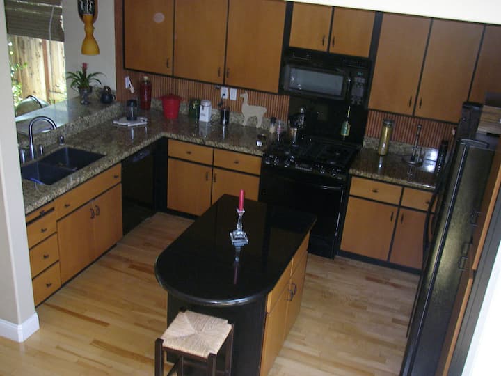 Private Guest Bed 'N Bath Near Downtown - Sacramento, CA