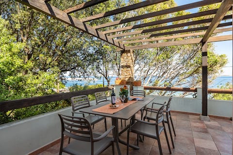 VILLA JUST FIVE METERS FROM THE SEA