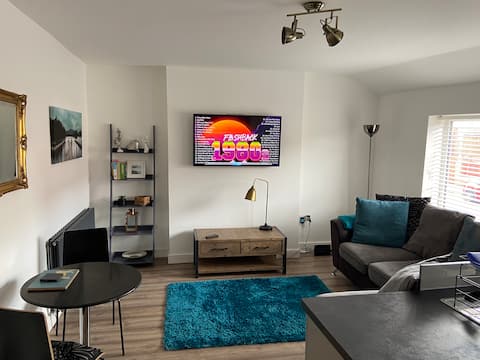 Modern Townhouse Apartment with Private Parking