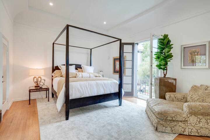 Walk To Rodeo Dr! 3000 Sqft! EntireTop Floor. Luxe gallery image 3