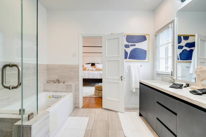 Walk To Rodeo Dr! 3000 Sqft! EntireTop Floor. Luxe gallery image 5