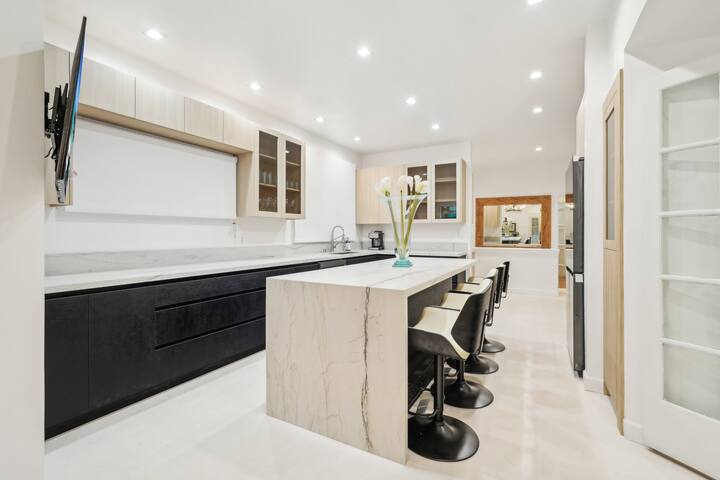 Walk To Rodeo Dr! 3000 Sqft! EntireTop Floor. Luxe gallery image 2