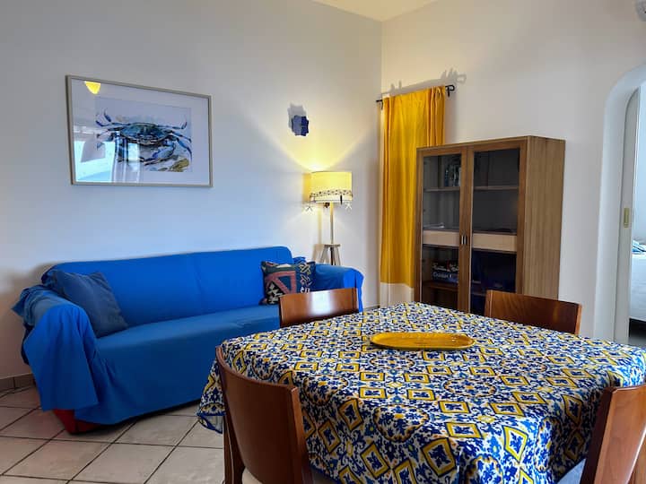 沙发床配有160x200床垫，角落的衣柜里有衣柜