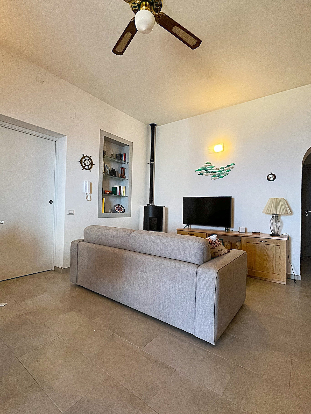 Cocina, sala de estar en el lado de la televisión