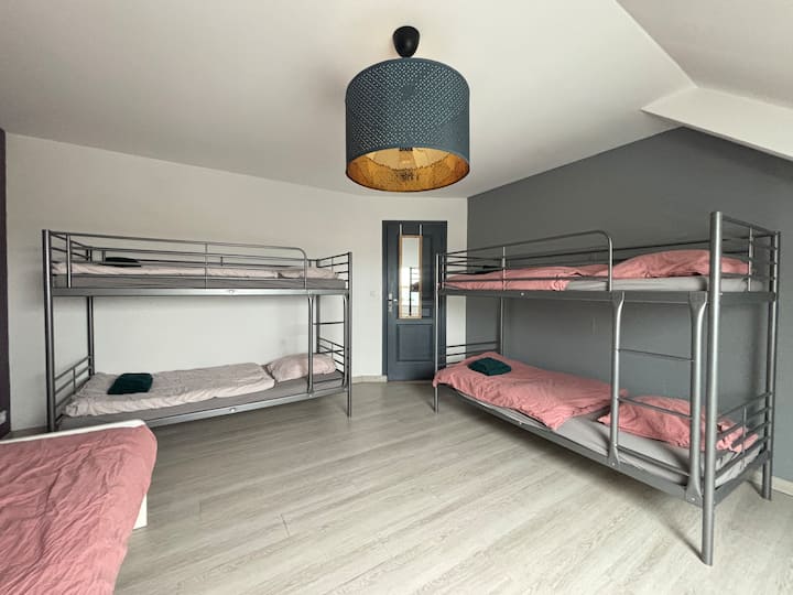 dormitorio con varias literas 