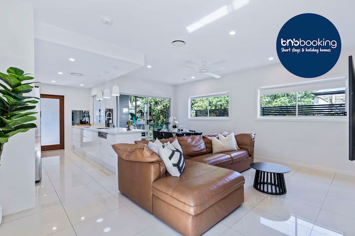 Park Avenue Luxe Chic Townhouse Sleeps 9, Carpark