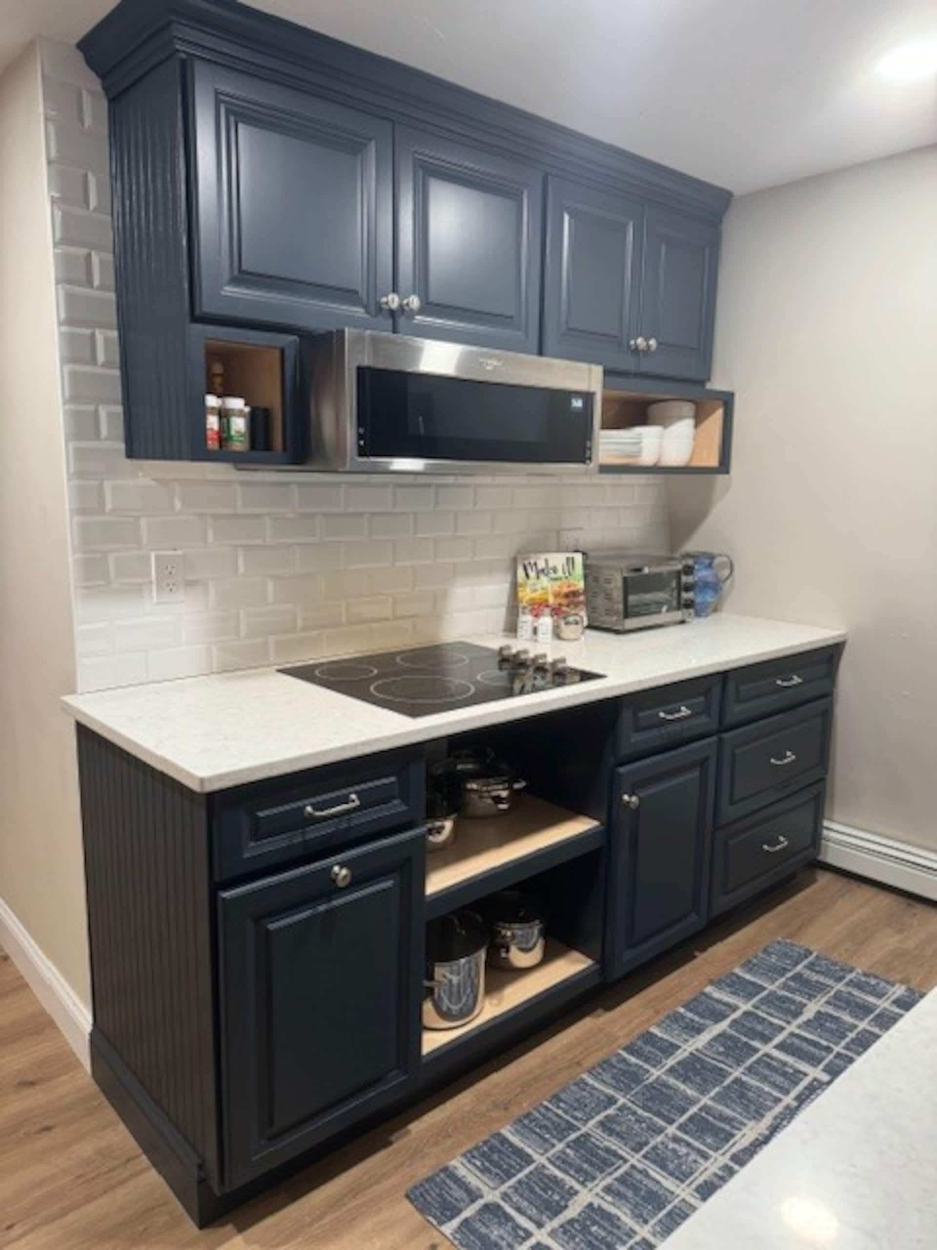 Spacious two bedroom short walk to town and Harbor