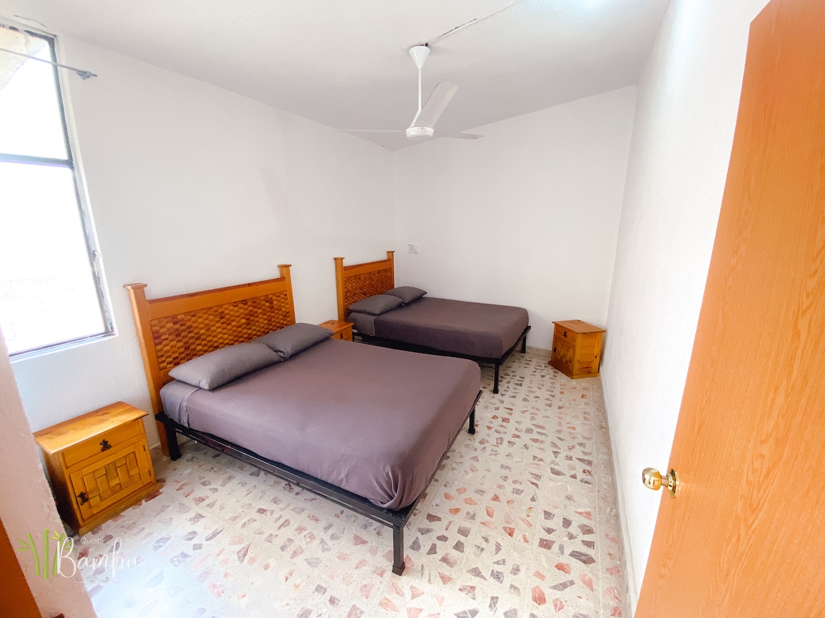 רקמרה עם 2 מיטות זוגיות ומאוורר תקרה