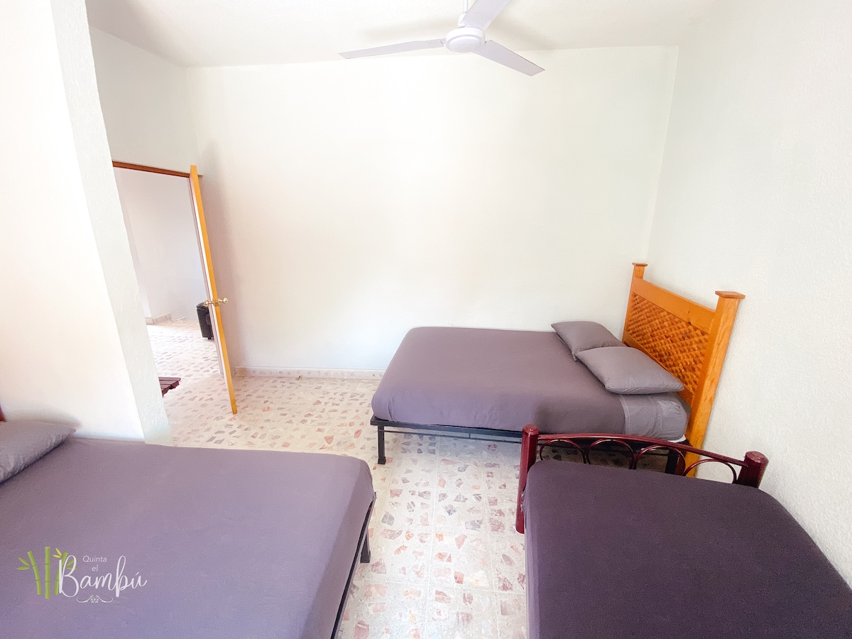 רקמרה עם 2 מיטות נישואין ומיטת יחיד אחת עם מאוורר תקרה