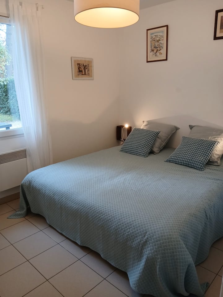 Druga spavaća soba - 2 kreveta za jednu osobu koja se mogu spojiti u bračni krevet. Kreveti za jednu osobu veličine su 0,9 x 2 metra. 
Iz spavaće sobe pruža se pogled na terasu i vrt. 