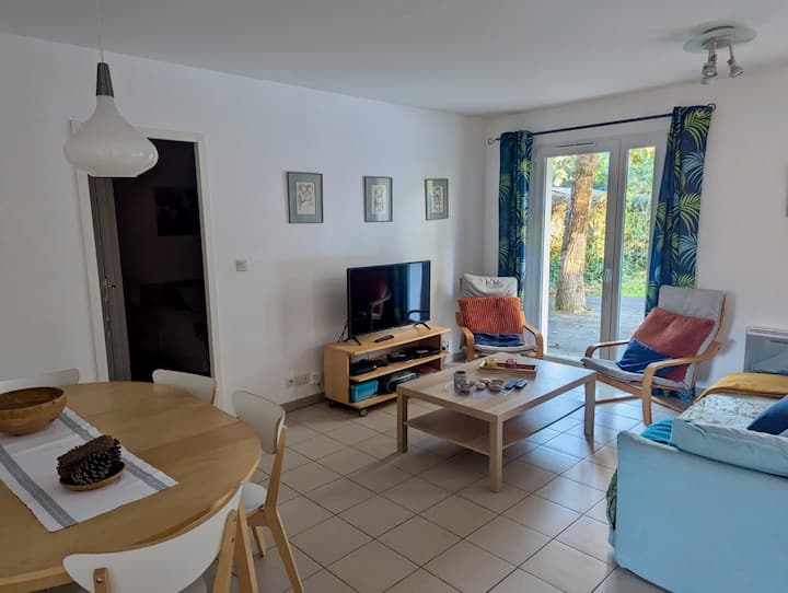 Lagan i prozračan dnevni boravak i blagovaonica s kaučem na razvlačenje