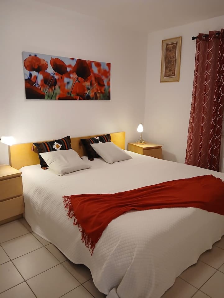 Glavna spavaća soba - veliki bračni krevet (1,8 x 2 metra)