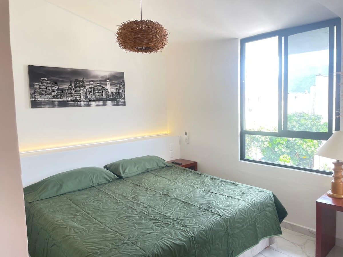 ห้องนอนใหญ่พร้อมเตียงและตู้เสื้อผ้า KS 