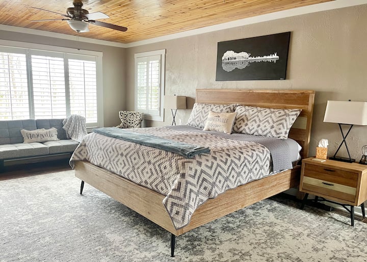 Este espacioso y acogedor dormitorio ofrece mucho espacio para relajarse y descansar. La cama tamaño king, combinada con un colchón que nuestros huéspedes disfrutan por su comodidad, garantiza una noche de sueño reparador. 