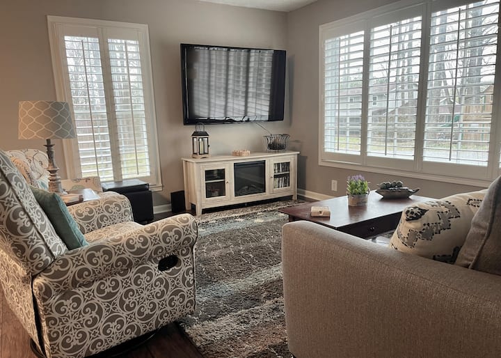 La chimenea eléctrica agrega ambiente y calidez, creando un entorno sereno para reunir, leer o disfrutar del televisor inteligente. Los toques atentos y el diseño elegante hacen de esta sala de estar un refugio ideal para que los huéspedes se sientan como en casa.