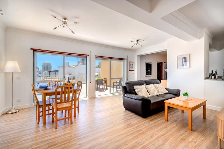 Large 3 Bed Air Conditioned Apt. 60 Sq M Terrace - Portimão