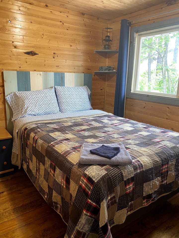 Спална соба бр. 2 - двоен кревет, гардеробер со огледало, ноќна масичка, странична ламба со USB порти, осцилирачки вентилатор со отстранување