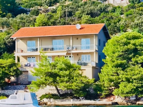 Entire deluxe home on the shore in Karbuni