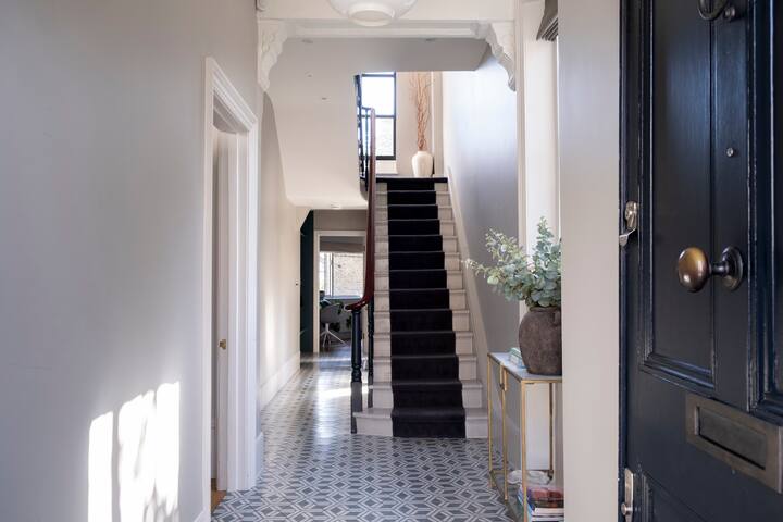 Stunning 5 bedroom Victorian, sleeps up to 15 gallery image 2