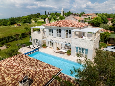 Popular Airbnb listing: Moonlight Villa in Baderna Mompaderno