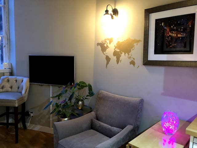 Drummond apt in the heart of Edinburgh’s Old Town!