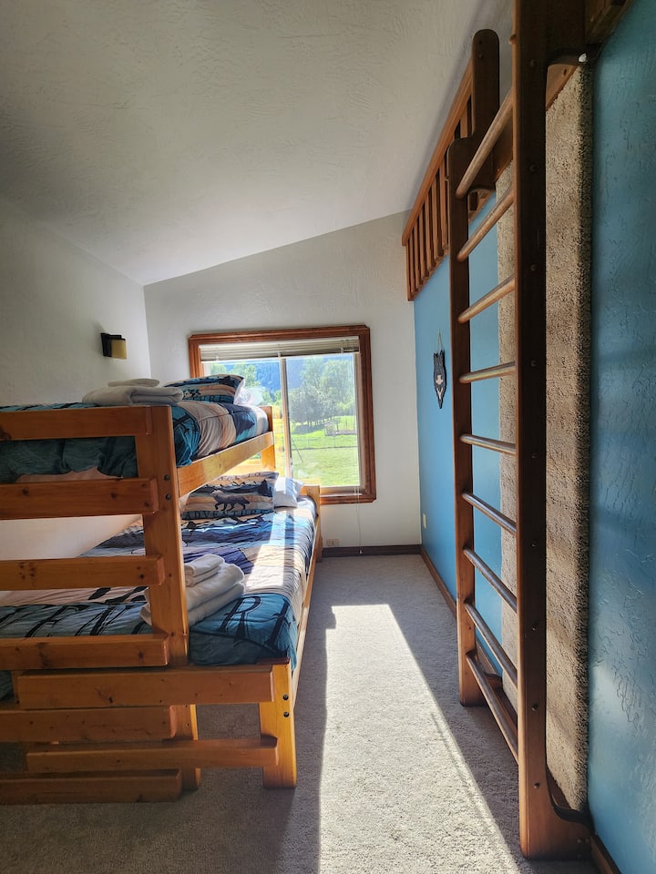 La nostra camera con vista sulle montagne è davvero all'altezza del suo nome, con una vista mozzafiato sulle montagne vicine. Dispone inoltre di un incantevole angolo nascosto che i bambini adoreranno, insieme a due piccoli armadi per ulteriore spazio.