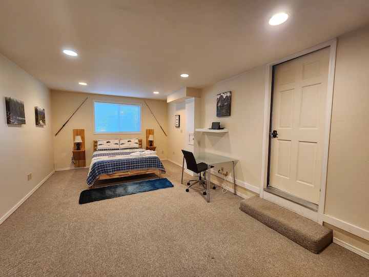 La nostra River Room si trova al piano principale, appena fuori dalla cucina e accanto alla zona lavanderia, che include servizi igienici, lavandino, lavatrice e asciugatrice. Due gradini conducono alla camera, con un letto matrimoniale con un nuovo materasso Novaform memory, con scrivania e sedia.