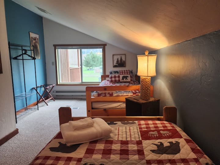 Questa camera da letto è collegata a un'altra stanza. Dispone di due letti singoli e di un bagno privato con wc e lavandino. Entrambi i letti hanno nuovi materassi Nova form memory. Ha un tema con orsetti e una camera comunicante. La stanza è stata rinnovata nell'aprile 2025.