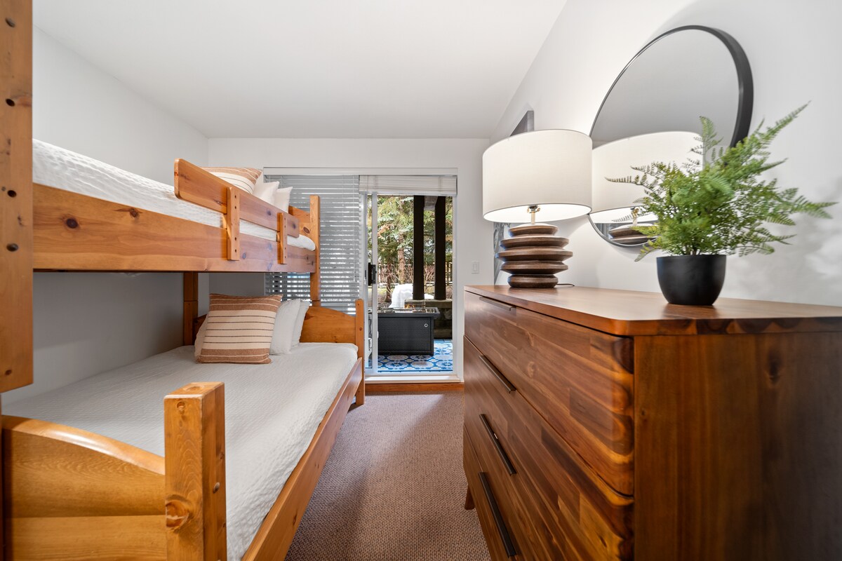 第二间双层卧室设有舒适的睡眠安排，并可使用带燃气壁炉的私人露台。 在这个宁静的空间里享受户外放松，非常适合在惠斯勒冒险一天后放松身心。