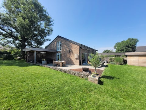 Renovated barn in 1 cul-de-sac near F1